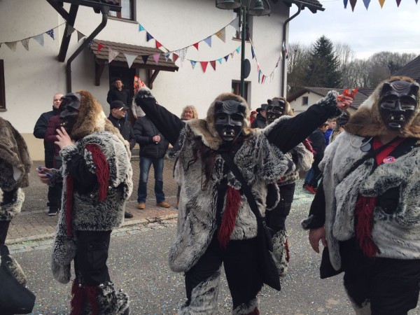 Höhli-Teufel in Fell und Maske beim Fasnachtsumzug